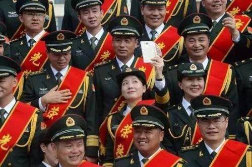 軍官轉(zhuǎn)業(yè)政策最新探索，小巷獨(dú)特風(fēng)味與轉(zhuǎn)業(yè)安置新動向