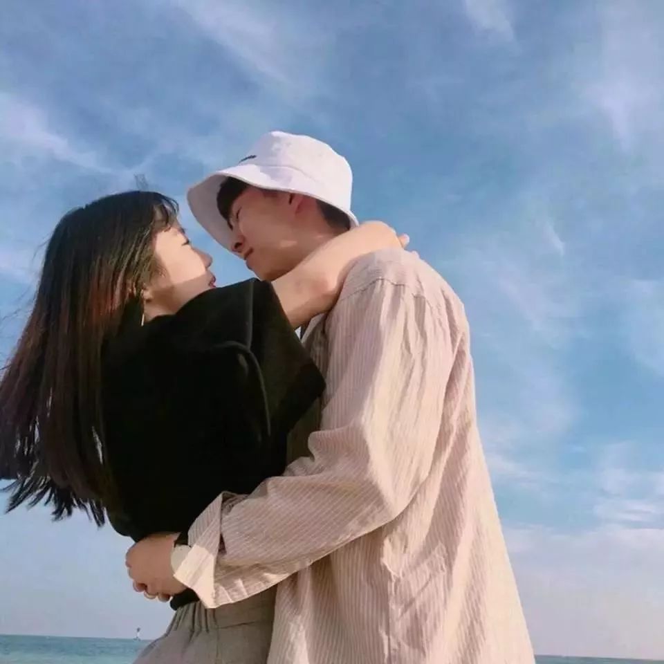自然美景中的浪漫情侶頭像之旅，最新帥氣情侶頭像精選