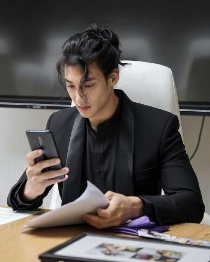 張演員男的舞臺與熒屏之旅，學習成長與自信光芒的展現(xiàn)