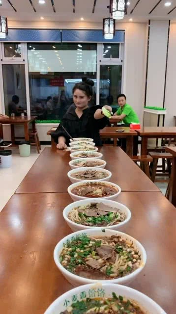 智能面食競技盛宴，全新科技引領吃面條比賽風潮！