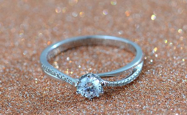 小巷深處的珠寶秘境之旅，探尋結(jié)婚鉆戒的價(jià)格