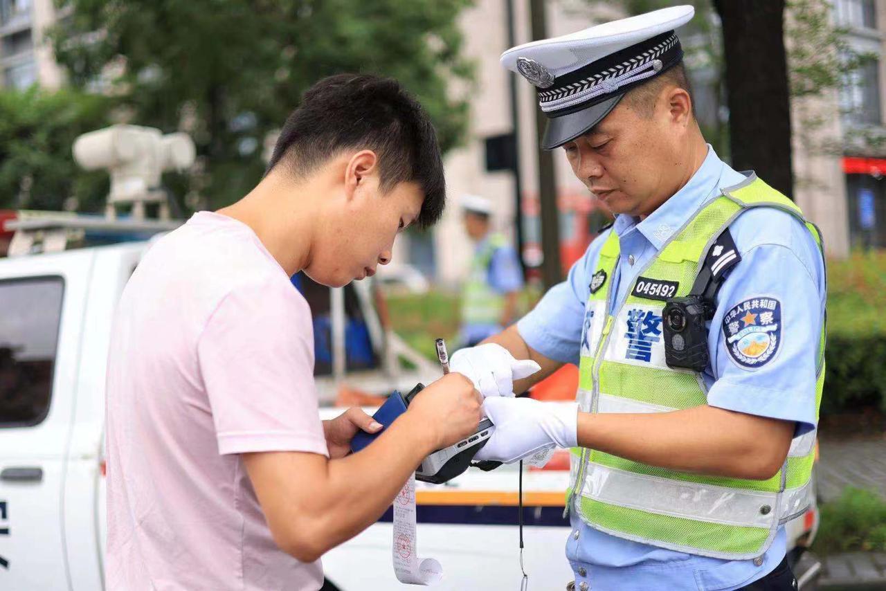 廠區(qū)標語煥新，點亮變化之光，鑄就自信未來之路